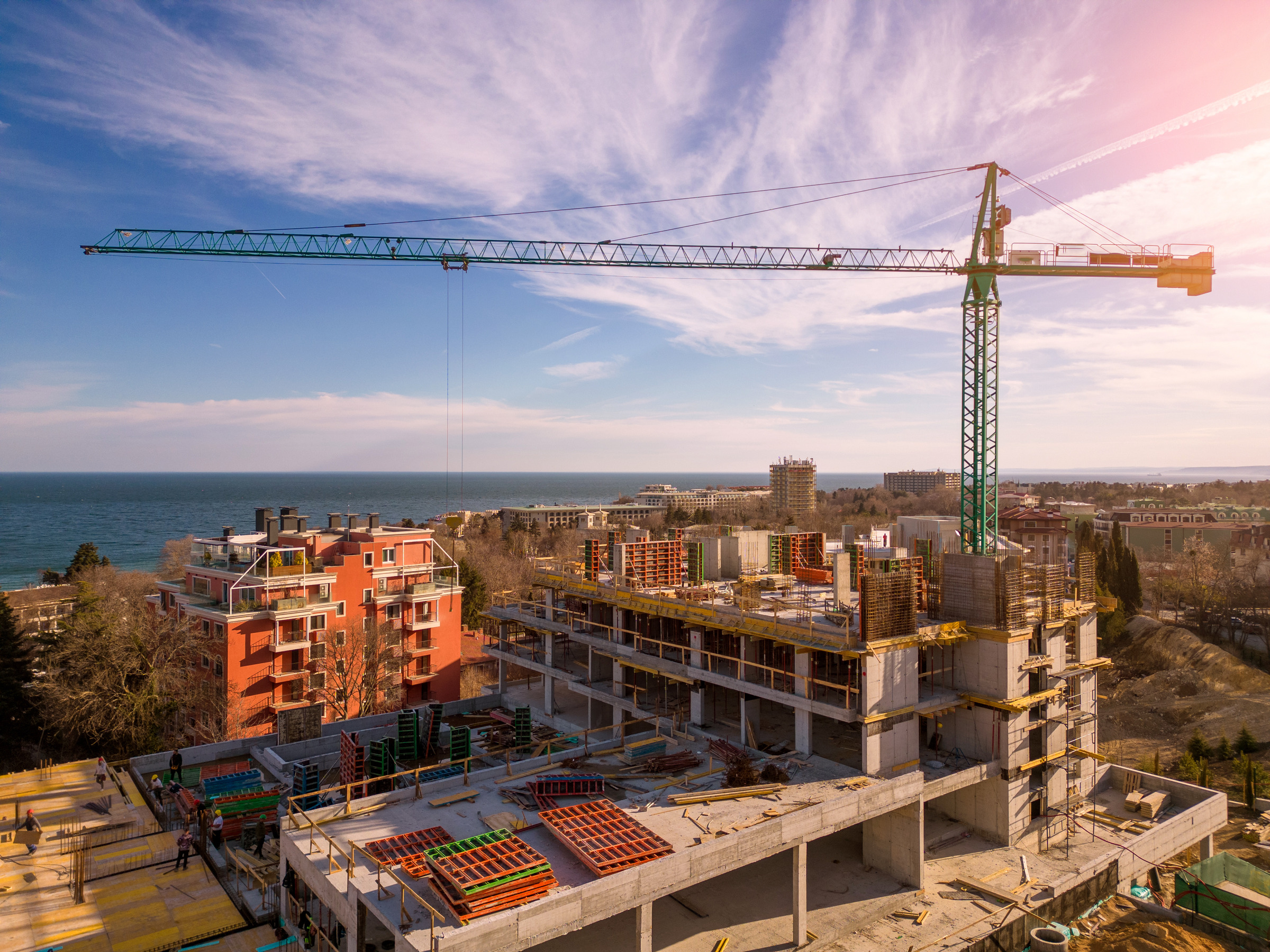 Obra da Oliveira Construtora com grua em Florianópolis